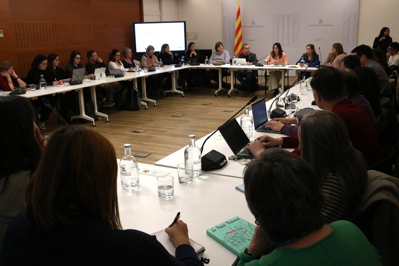 First meeting of the Commission of Responsible Digitization to analyze the use of screens, with education minister Esther Niubó at the head of the room