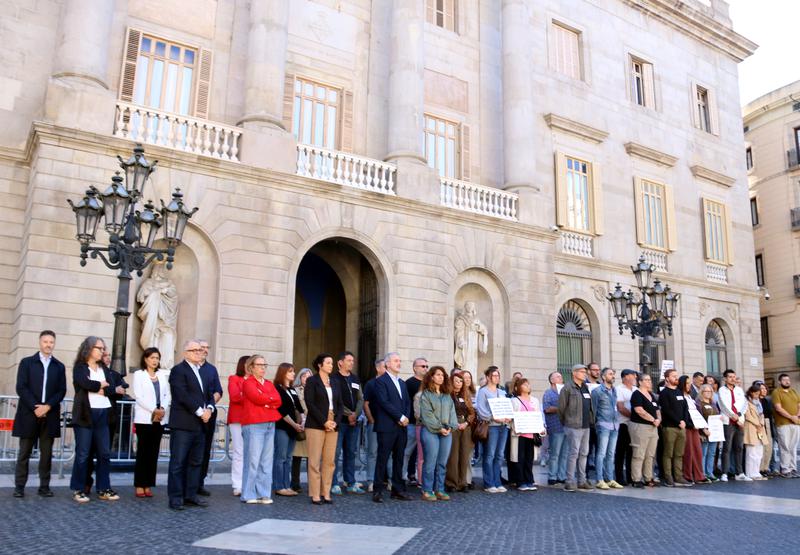 Civil servants, public officials and trade unionists observe a minute's silence for Maricarmen outside Barcelona City Hall