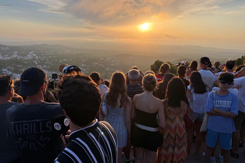 L'eclipsi es deixa veure uns minuts al far de Sant Sebastià i provoca l'eufòria entre els centenars d'assistents
