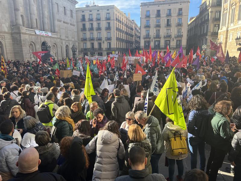 Education staff protest in Barcelona's Plaça Sant Jaume