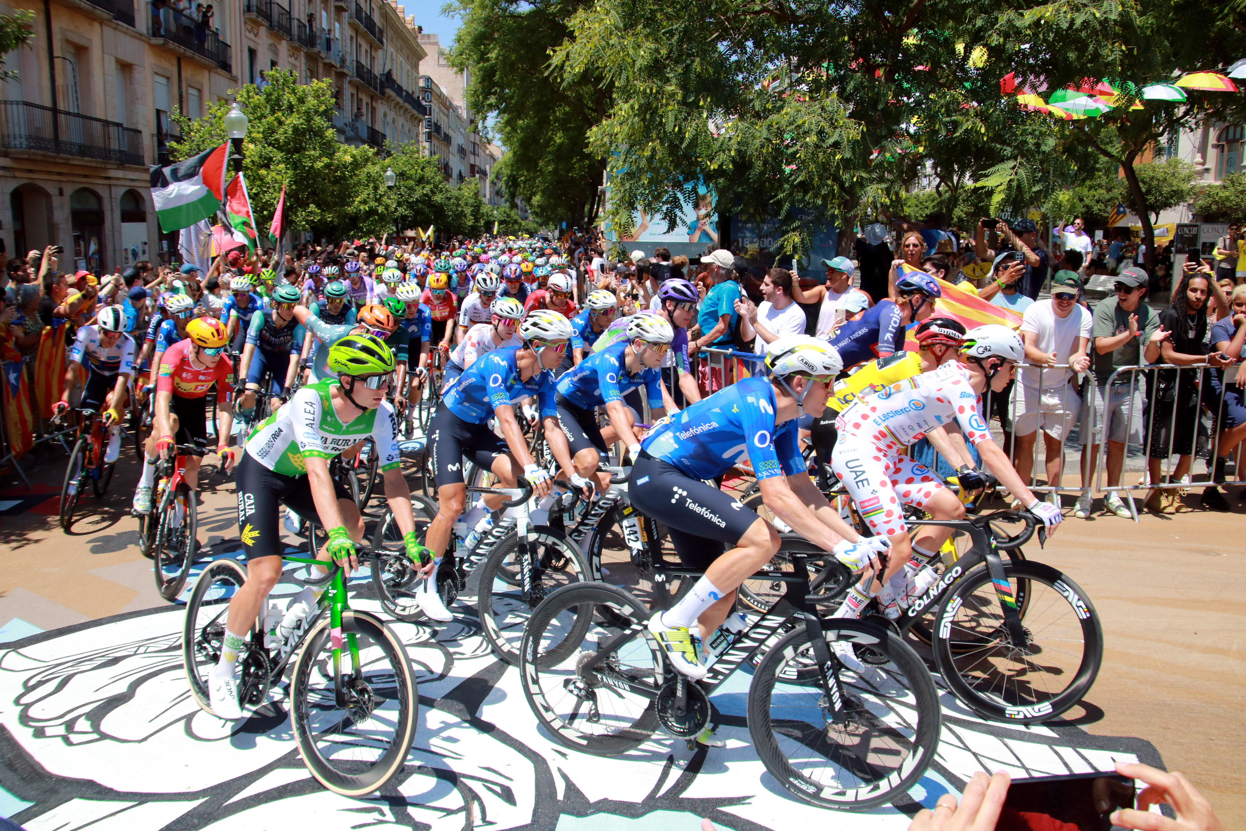 Large group from the Tour de France, on their way through the Rambla Nova in Tarragona.