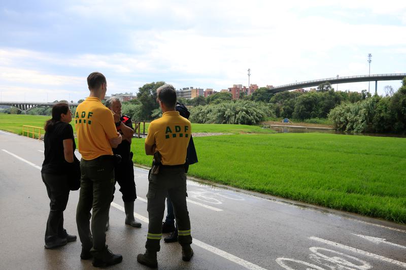 Members of Santa Coloma de Gramenet city council accompanied by civil protection agents in Besòs Parc Fluvial after its closure due to a toxic leak from a fire in Polinyà industrial state