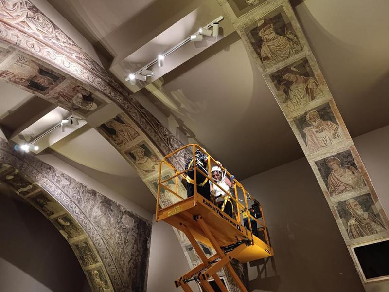 Technicians from Aragon working at the MNAC on the Sixena murals