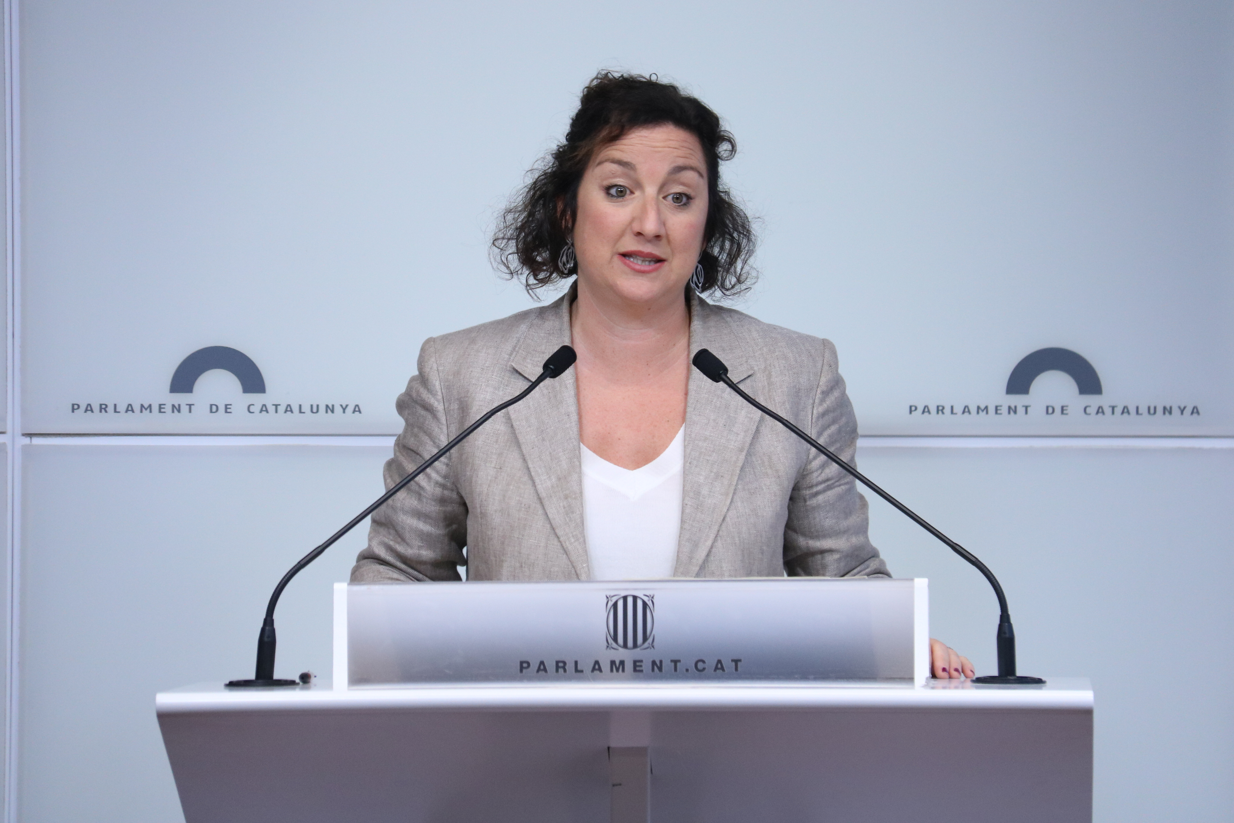 Socialist parliamentary group spokesperson, Alícia Romero, talking to the press in parliament on March 30, 2023