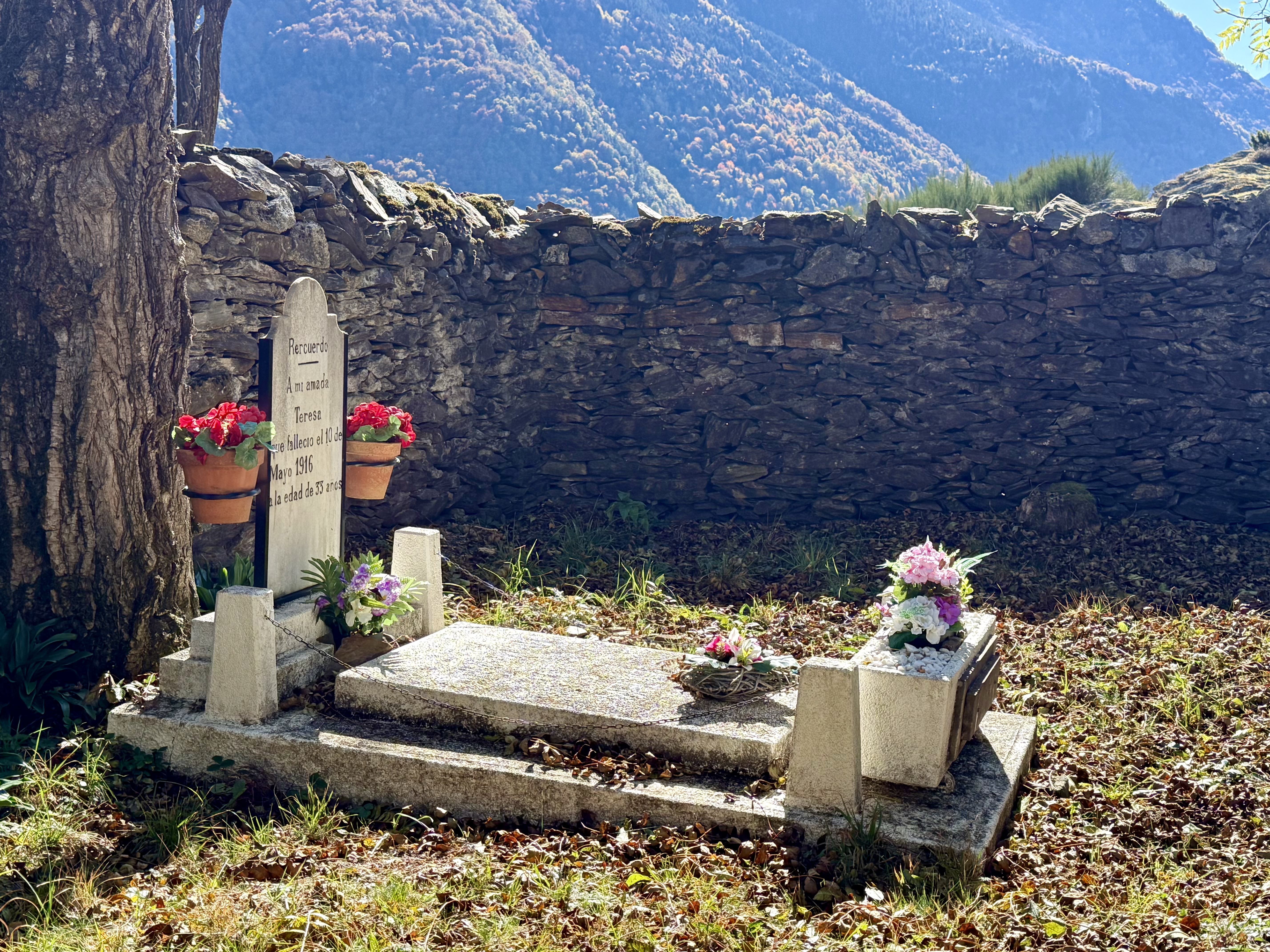Teresa's grave in the 'Lovers of Bausen' cemetery