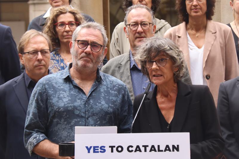 Actor Sergi López and director Sílvia Quer read out the joint letter calling for Catalan to be made an official language