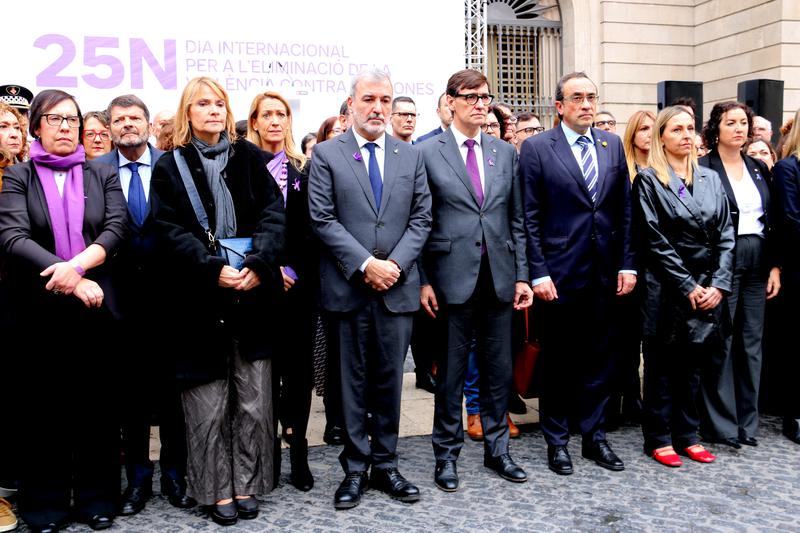 Officials present during the minute's for November 25 included Lluïsa Moret, Jaume Collboni, Salvador Illa, Josep Rull, and Eva Menor