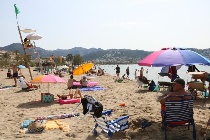 People in Santa Margarida de Roses' beach