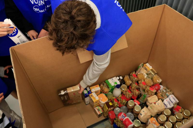 Volunteer collecting food donations during Gran Recapte 2024 on November 22