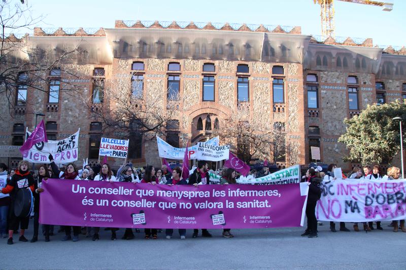 Nurses demonstrate in front of the Catalan health department