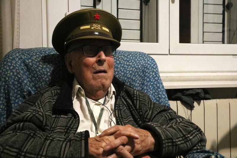 The oldest man in Catalonia, Joan Escudé, the day before he turned 110, wearing a lieutenant's cap from the Republican army during the Civil War, which he was given in a tribute act to the Republican fighters
