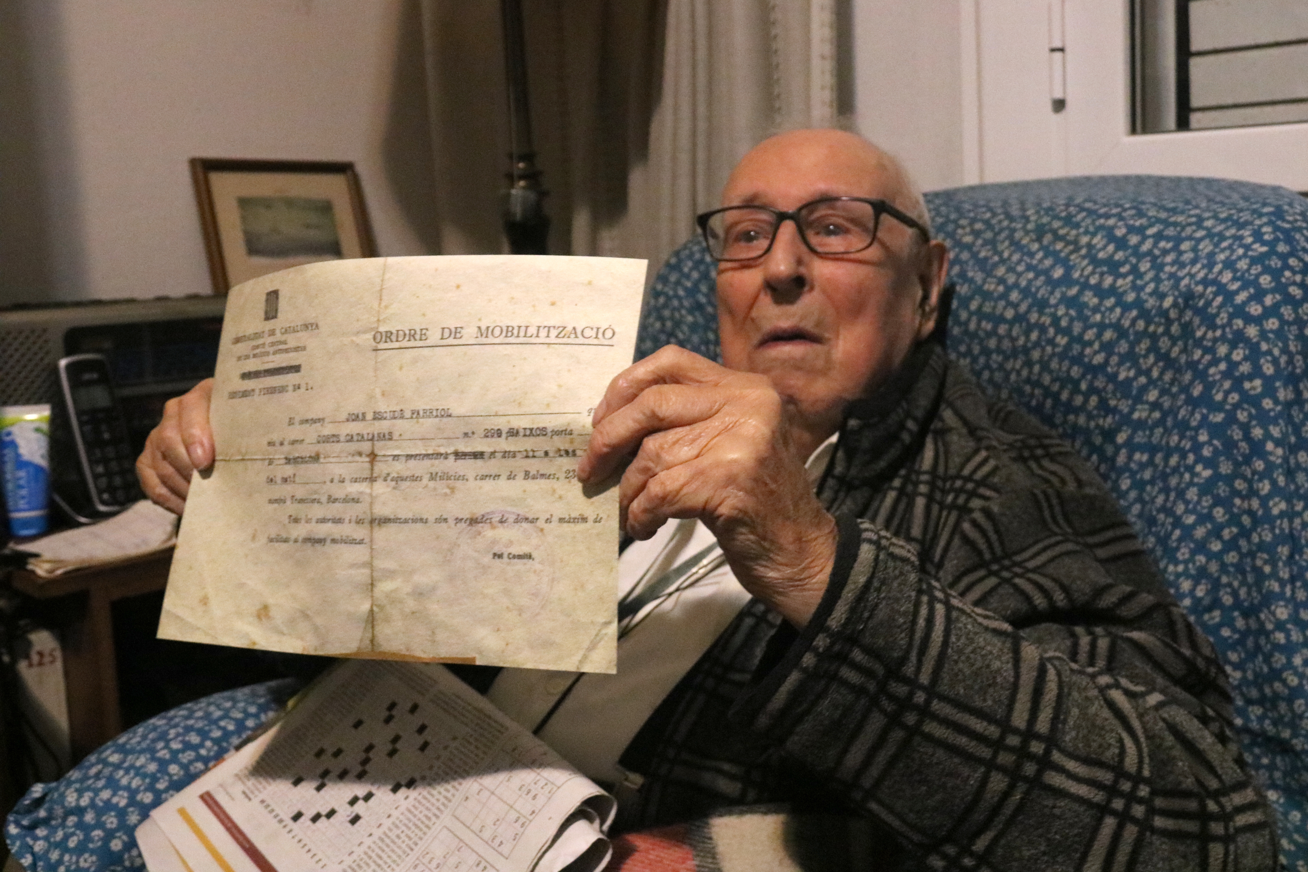 Joan Escudé shows the conscription order of the Catalan government during the Civil War