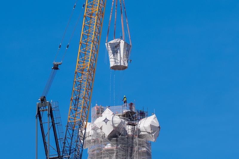The crane installing the cross of the Sagrada Família’s Tower of Jesus
