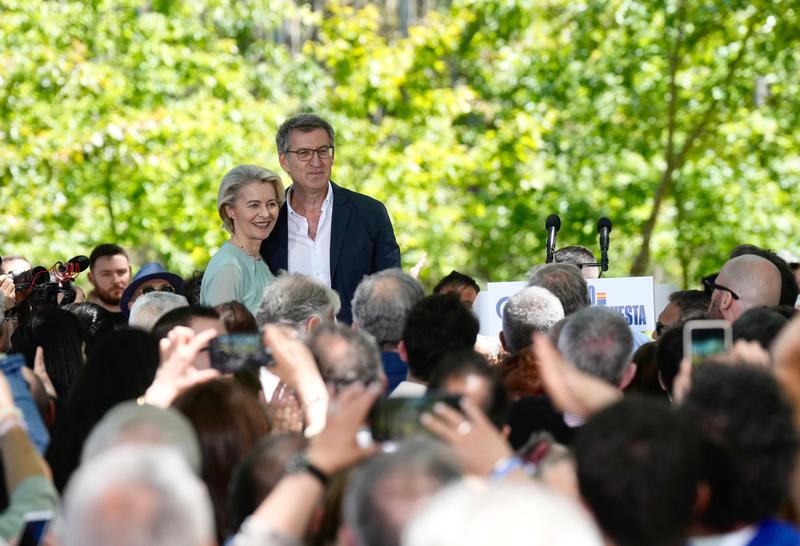 European Commission president Ursula Von der Leyen poses for a photograph with Spanish People's Party leader Alberto Núñez Feijóo during a campaign even in Galicia