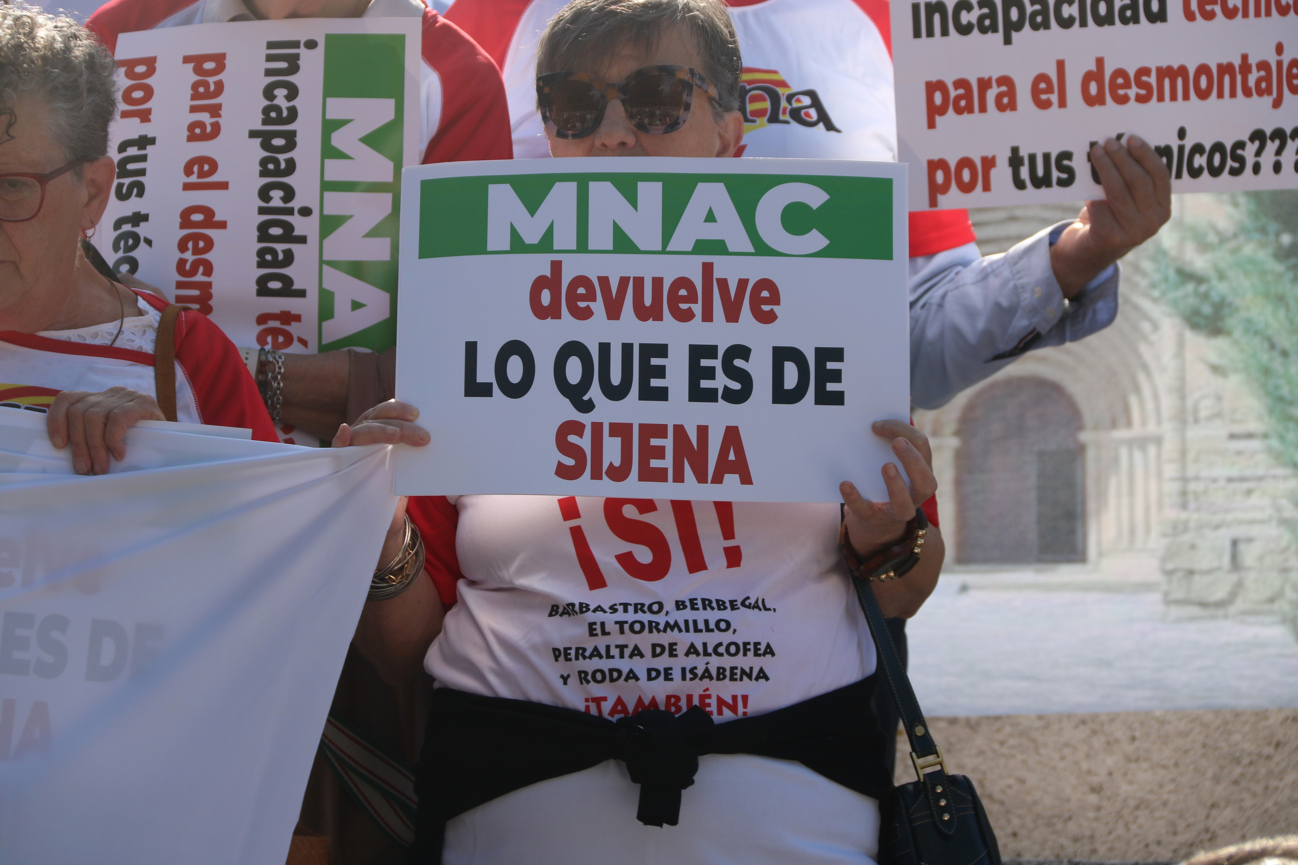Around 50 protesters gather outside MNAC to demand return of Sixena paintings