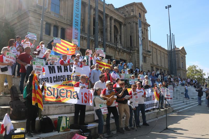 Around 50 protesters gather outside MNAC to demand return of Sixena paintings