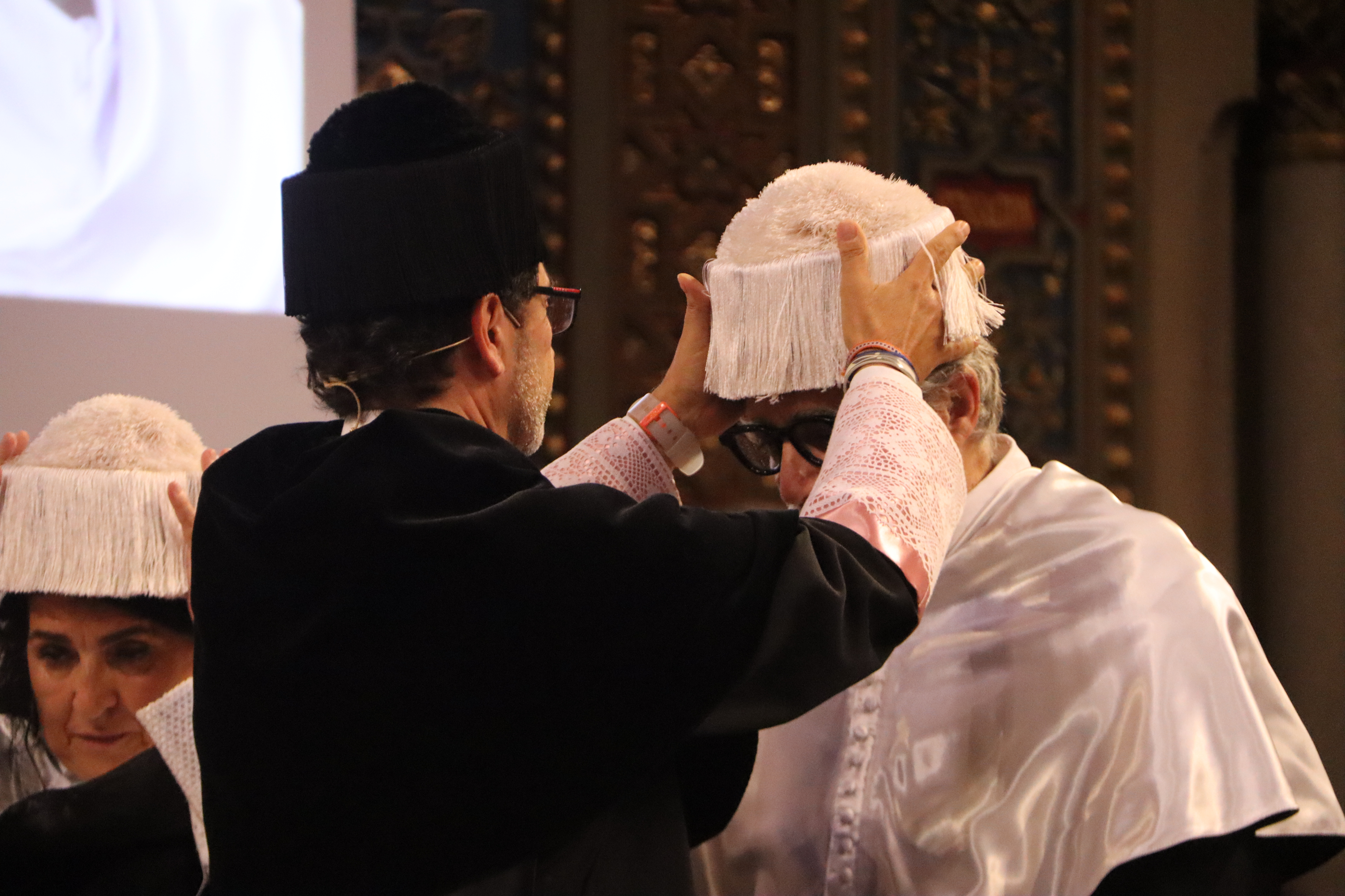 The dean of the University of Barcelona Joan Guàrdia awarding the honorary doctorate recognition to the artist Jaume Plensa