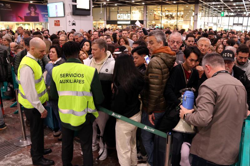 Hundreds of high-speed train passengers saw train delays due to a wire failure on March 8, 2025 early morning in Barcelona