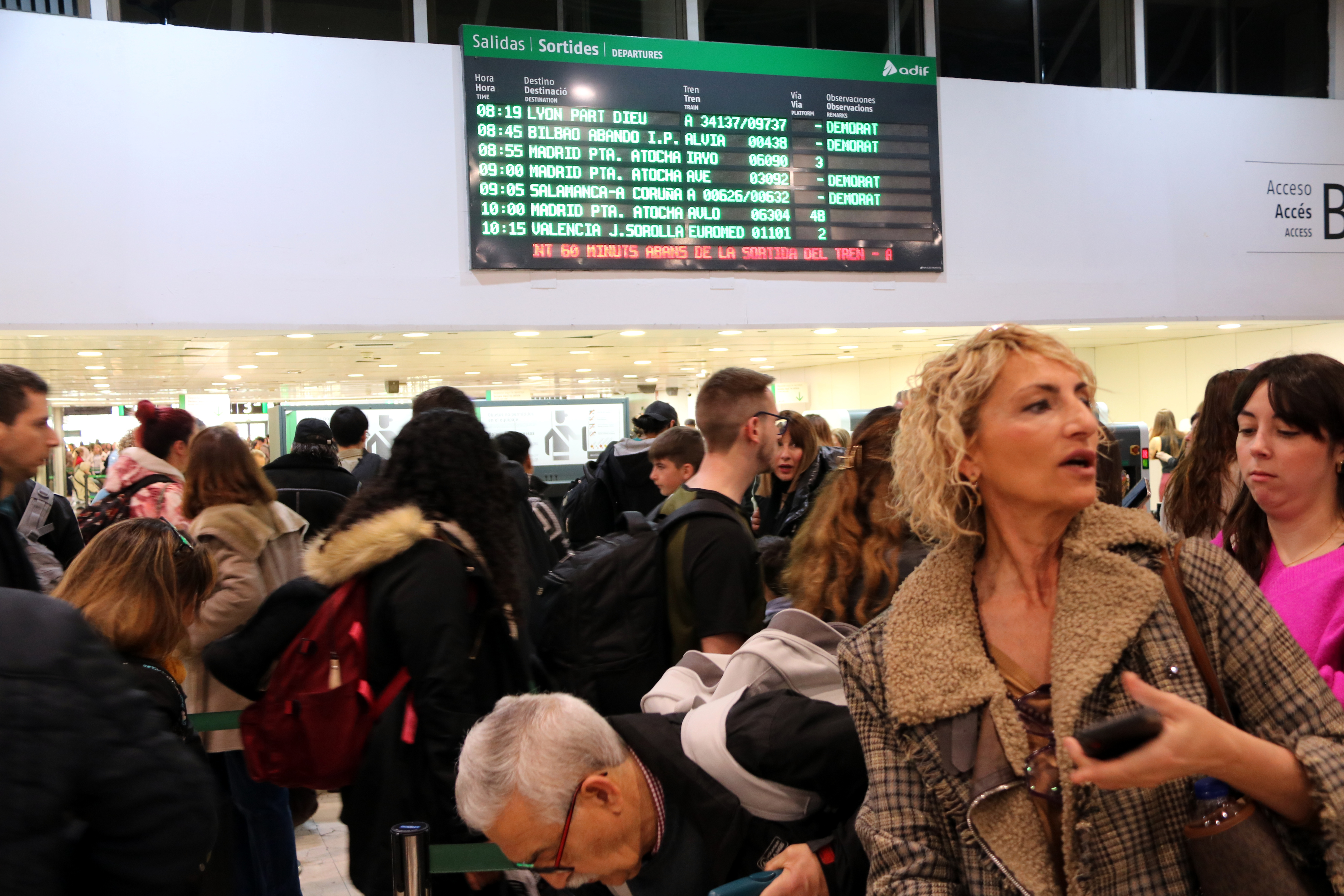 High-speed train service was interrupted on March 8, 2025 morning due to a wire failure in Barcelona Sants train station affecting all network