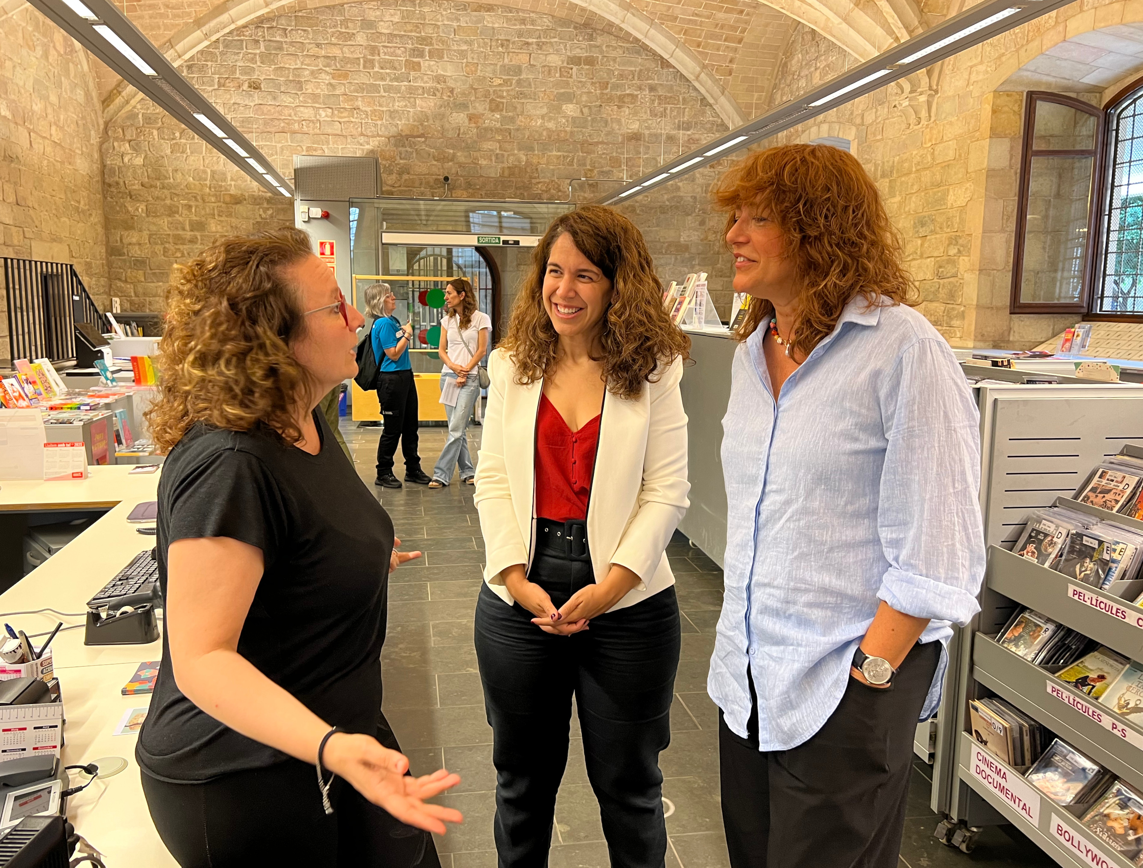 The head of the Sant Pau Library, with the first deputy mayor Laia Bonet and Marta Villanueva, city councilor for health, before presenting the network of climate shelters for summer 2025