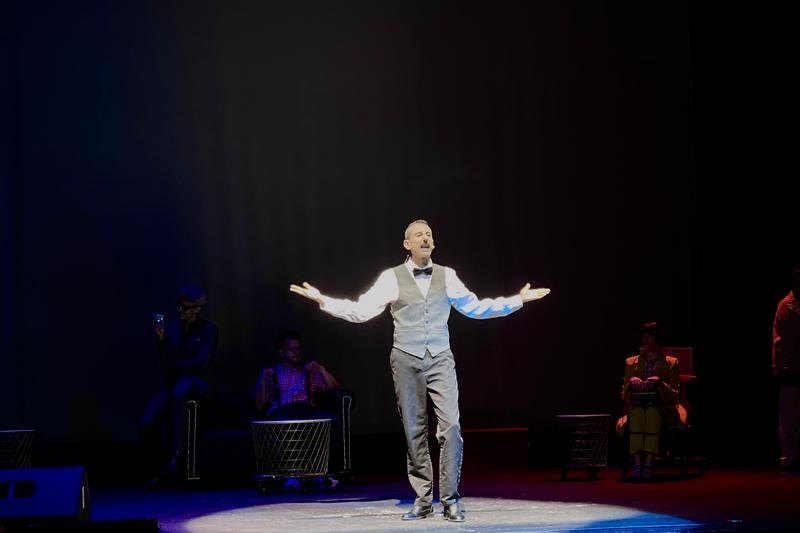Sergio Peiro opens 'Se ha escrito un crimen' with a musical number