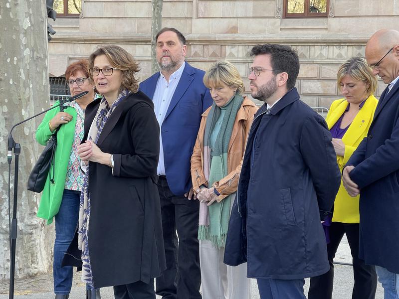 Meritxell Serret speaking to media outlets accompanied by Catalan president Pere Aragonès and other former ministers and the former Parliament speaker ahead of appearing before a judge on March 29, 2023