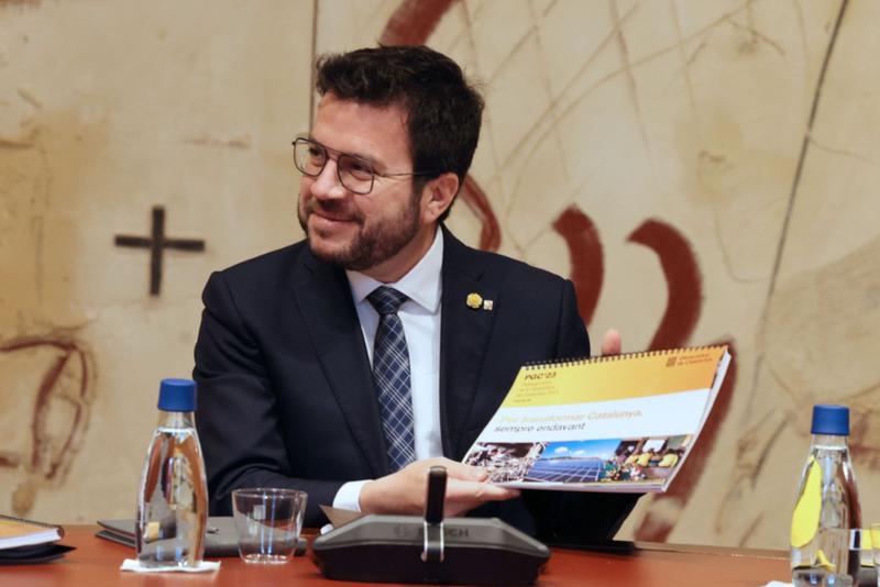 Catalan president Pere Aragonès with the 2023 budget bill on February 2, 2023