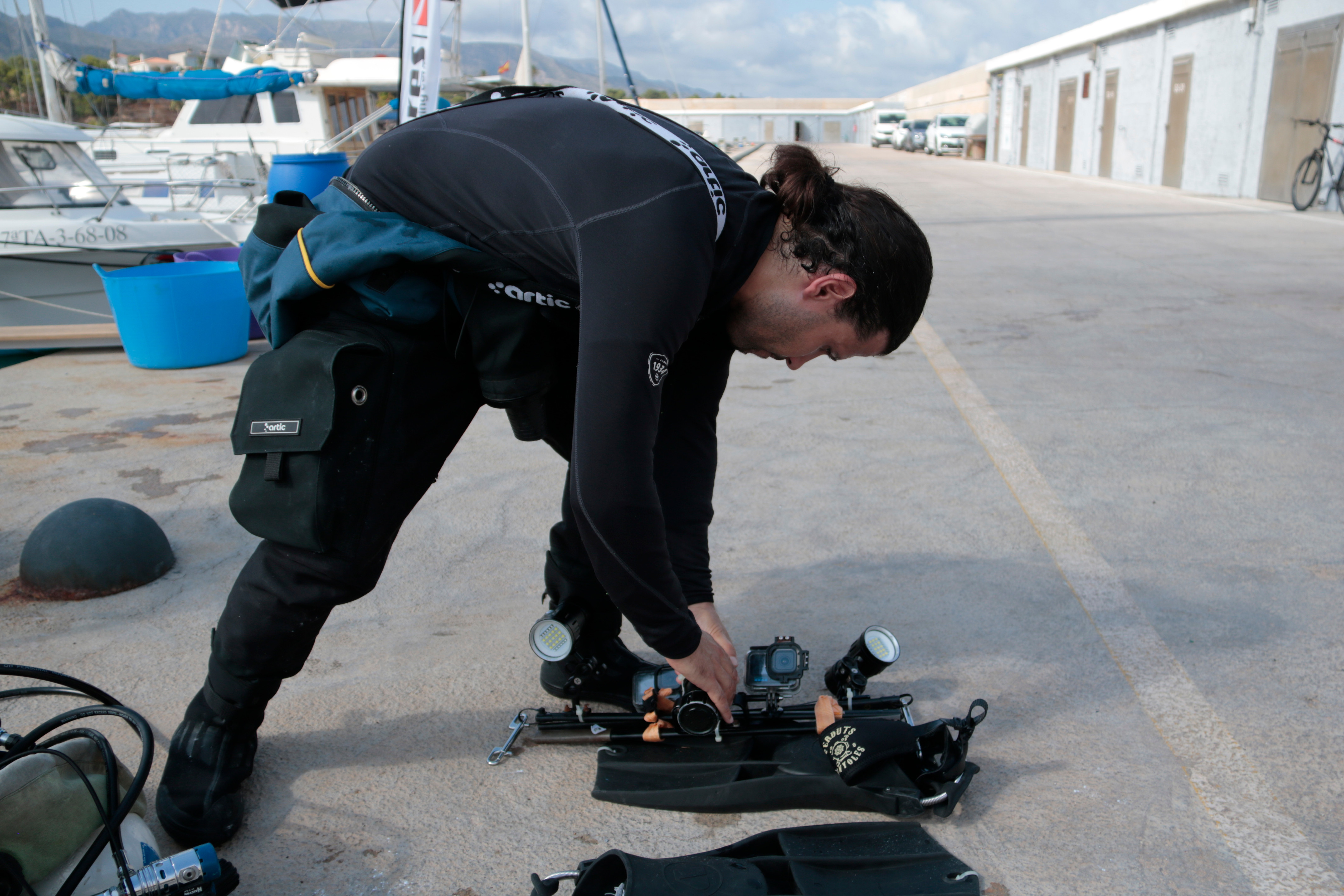 Albert Vim prepares the camera ahead of a dive to scan in Ametlla de Mar