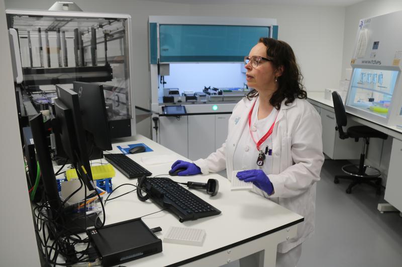 Worker at the Core Molecular Analysis Laboratory of Bellvitge Hospital
