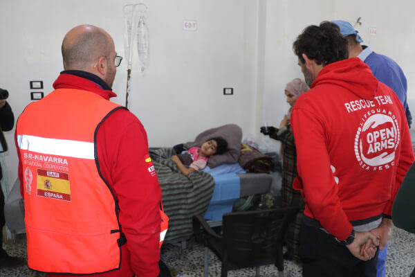 A member of the Open Arms and SAR-Navarra aid team in Syria visiting a hospital
