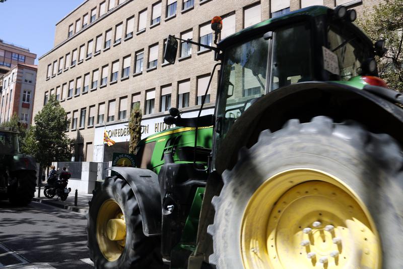 Tractorada d'UP a davant de la CHE, a Saragossa