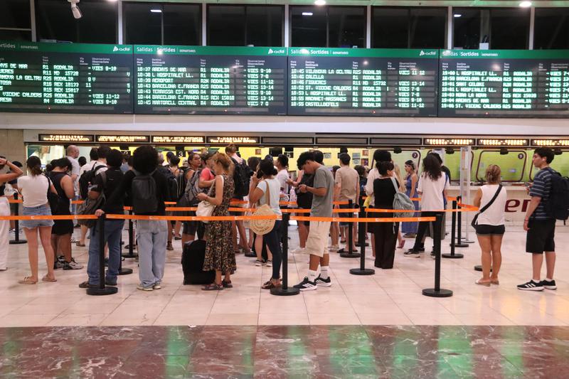 Les plataformes d'usuaris de Rodalies sol·liciten al Govern accés a la informació pública sobre l’operatiu per l’eclipsi