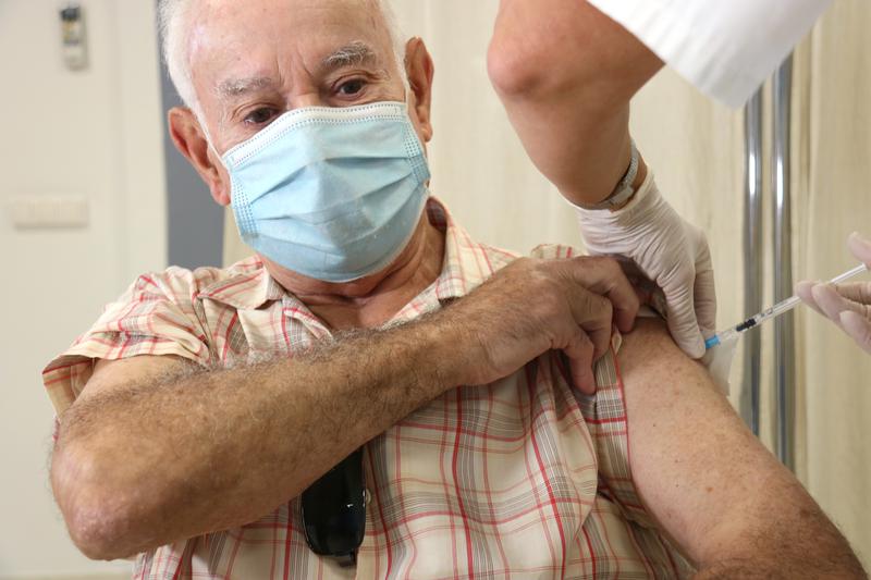 A man getting vaccinated against Covid and the flu in Badalona