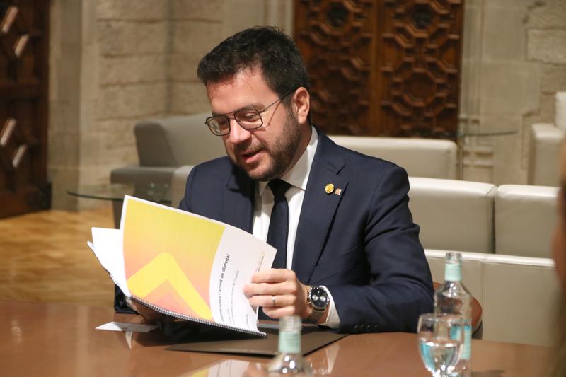 Catalan president Pere Aragonès looks at the report of the government's advisory panel on the independence question
