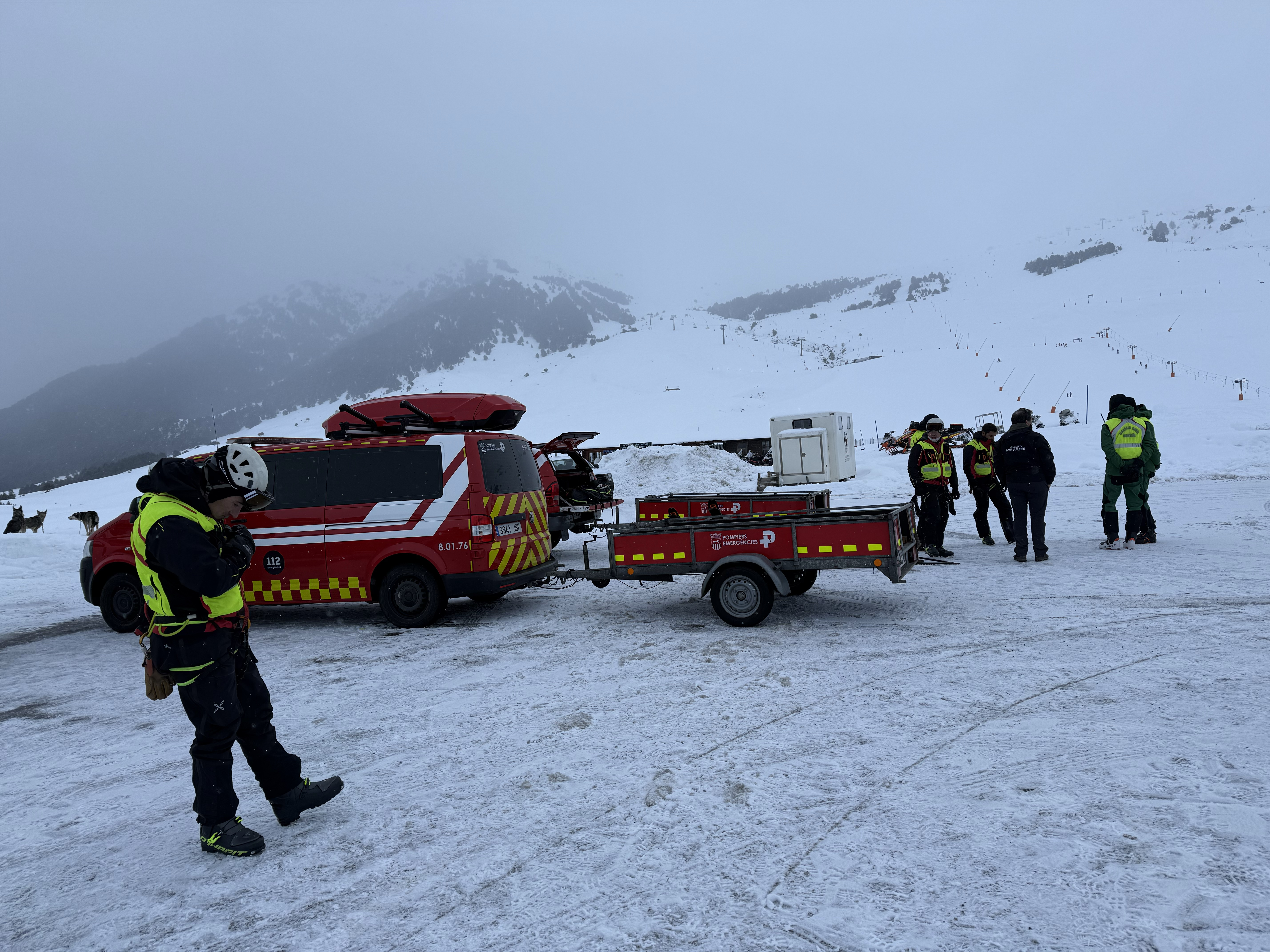 Pompièrs of Aran are looking in Baqueira Beret in case there is a second victim after an avalanche on January 19, 2026