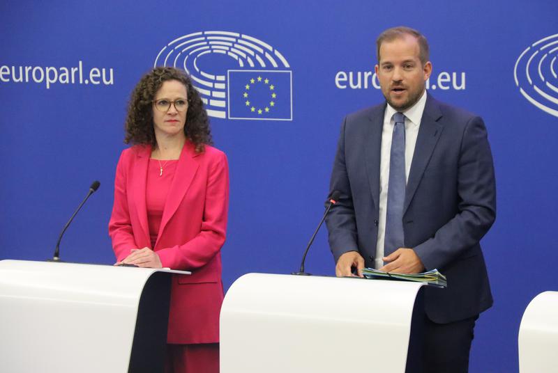 Sophie In't Veld, rapporteur of the European Parliament committee on Pegasus, with the committee's president, Jeroen Lenaers, on June 15, 2023