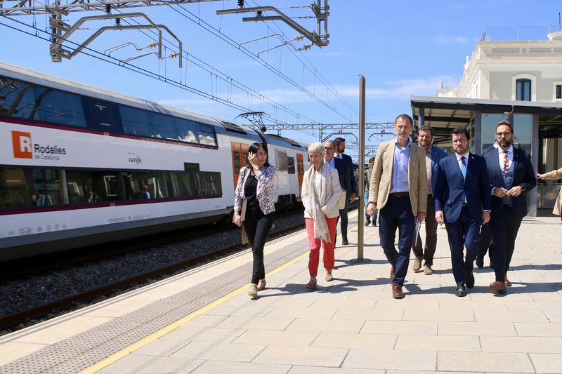 Adif official Ángel Contreras shows Catalan president Pere Aragonès and territory minister Juli Fernàndez the Gavà train station, where the incident causing disruption to the Rodalies R2 South service took place