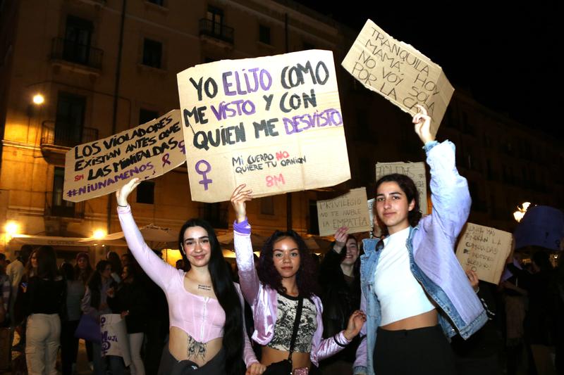 Some feminist demonstrators in Tarragona holding posters