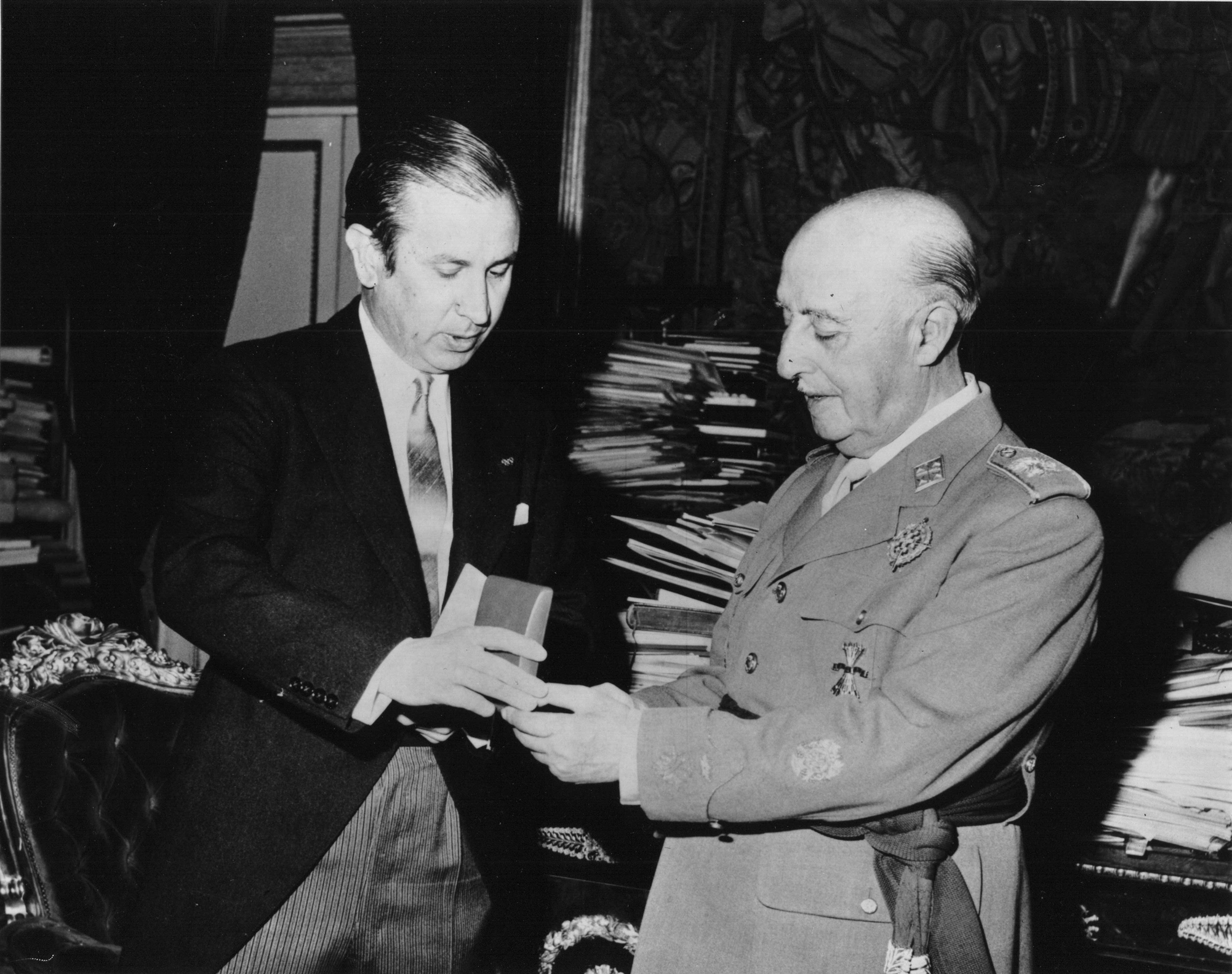 Former International Olympic Committee president Joan Antoni Samarach with Spanish dictator Francisco Franco