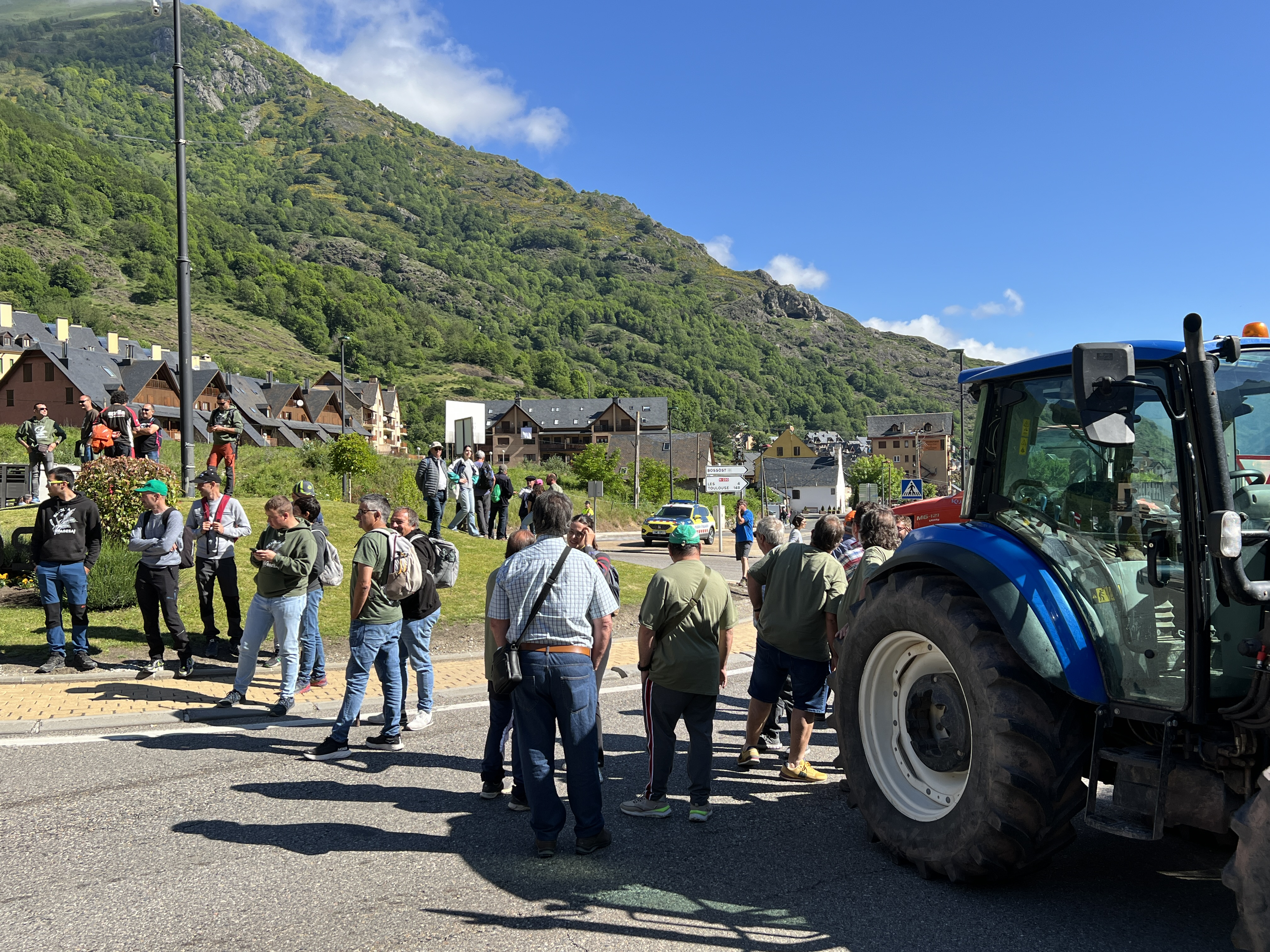 Farmers blocking N-230 road in Bossost at the France border