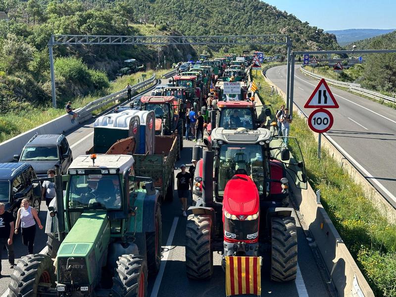 Farmers blocking France border at la Jonquera with tractors