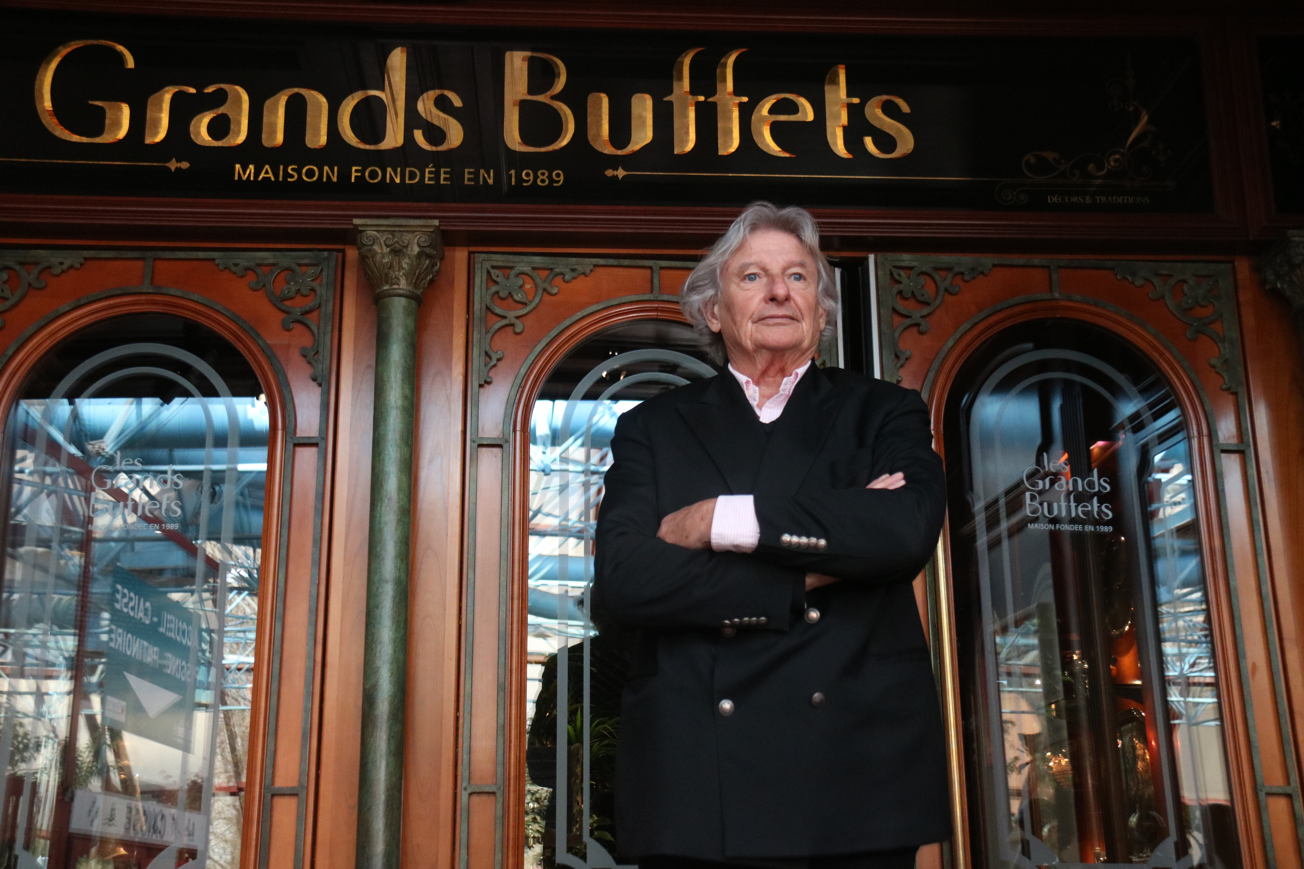 El propietari i fundador de Les Grands Buffets, Louis Privat, a les portes del seu establiment.