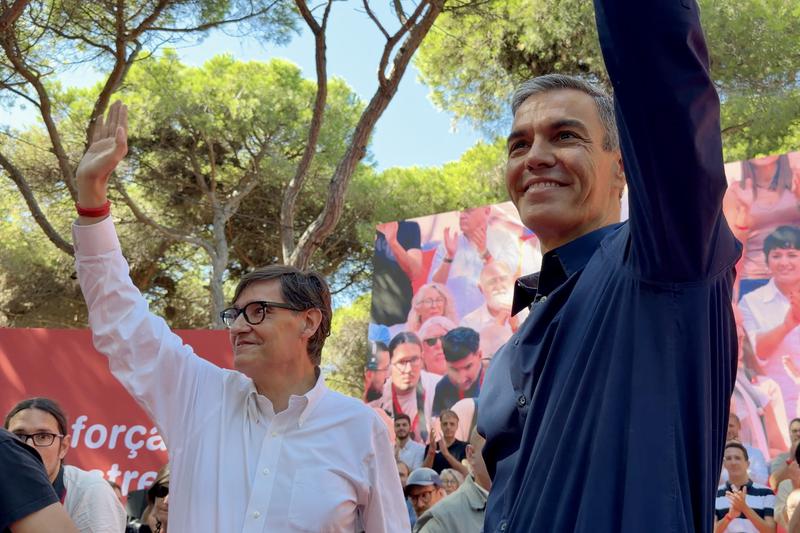 Catalan President Salvador Illa and Spanish Prime Minister Pedro Sánchez on stage at the Festa de la Rosa in Gavà in September