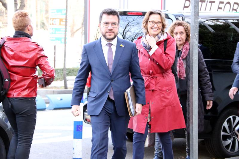 Catalan president Pere Aragonès and foreign action minister Meritxell Serret before meeting with the EU Pegasus committee 