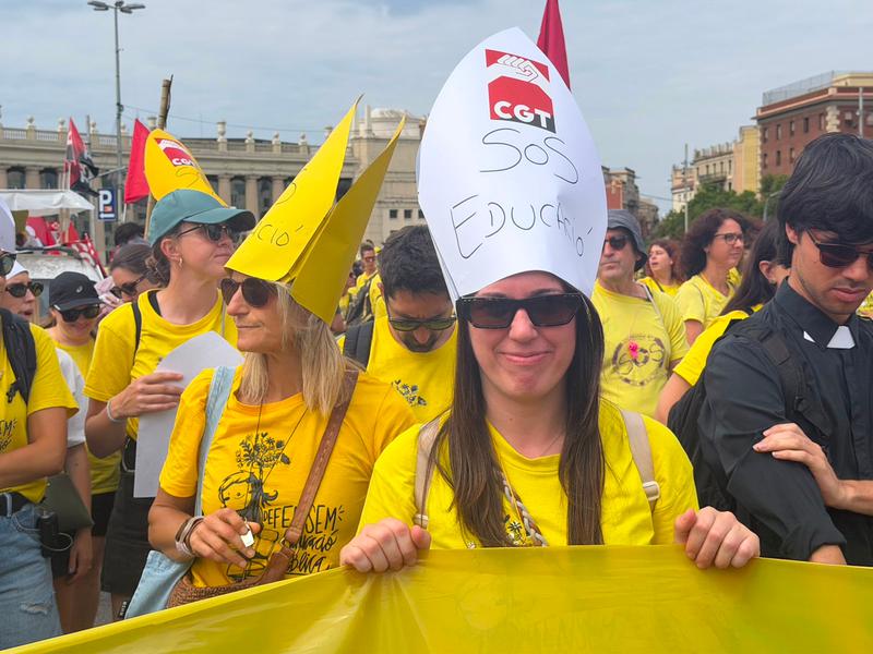 Teachers protesting in Barcelona
