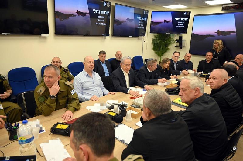 Netanyahu in a war cabinet meeting with Israeli high-ranking officials in Tel Aviv
