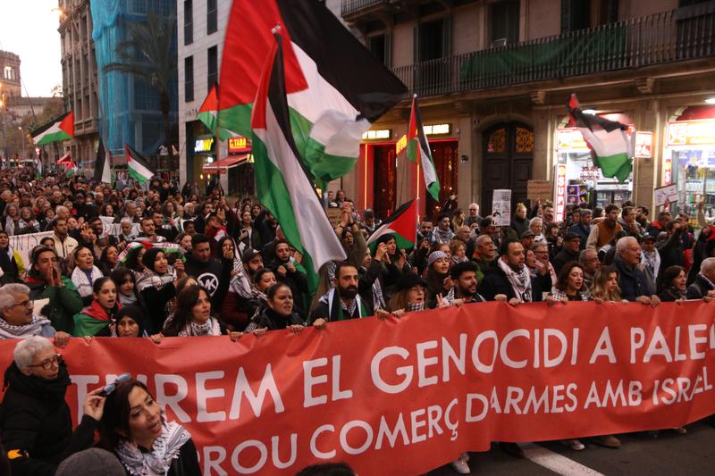 Pancarta principal de la manifestació a favor del poble palestí amb el lema "Aturem el genocidi a Palestina"