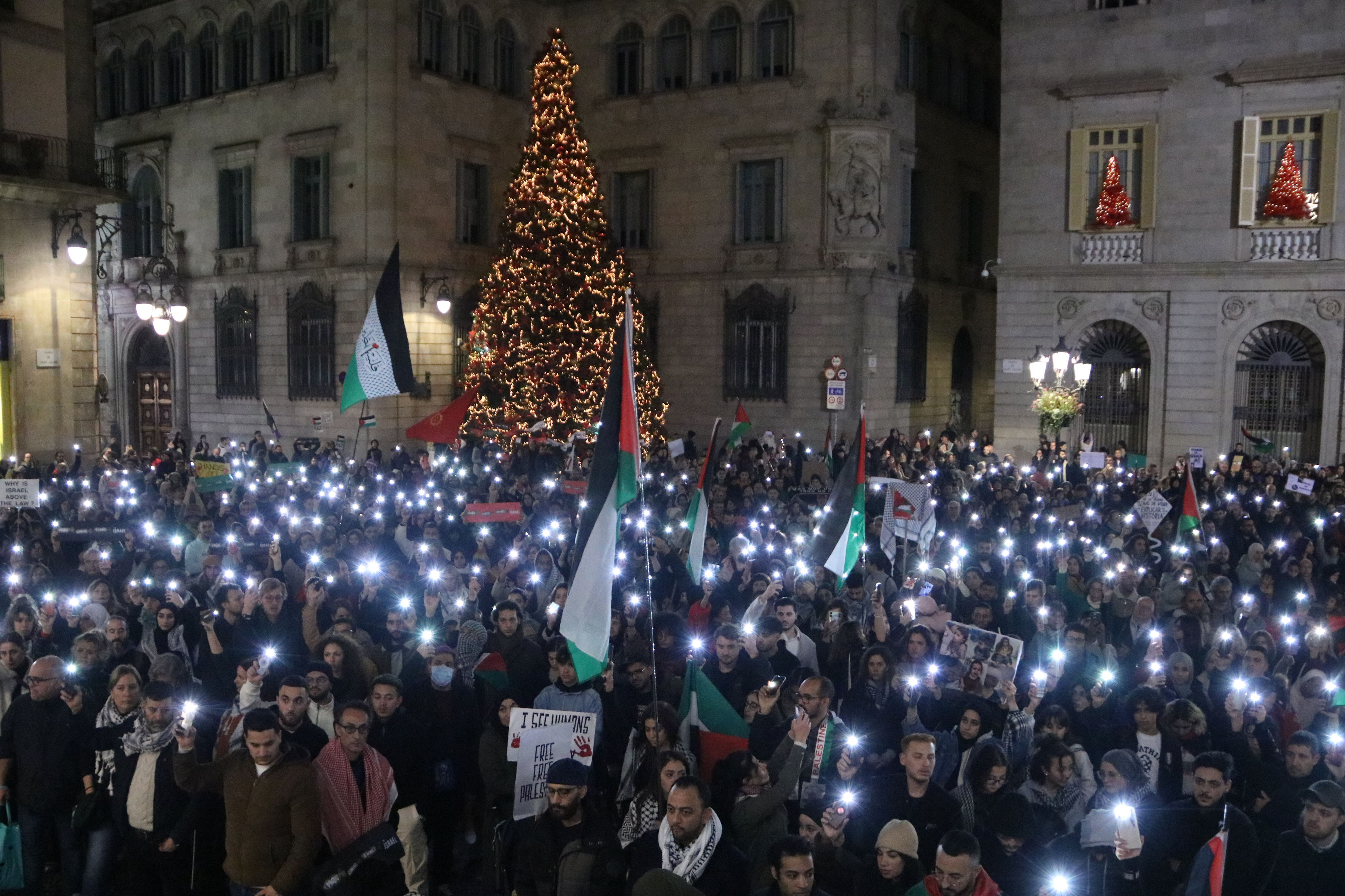 Demonstrators lit up Sant Jaume square and held a minute of silence.