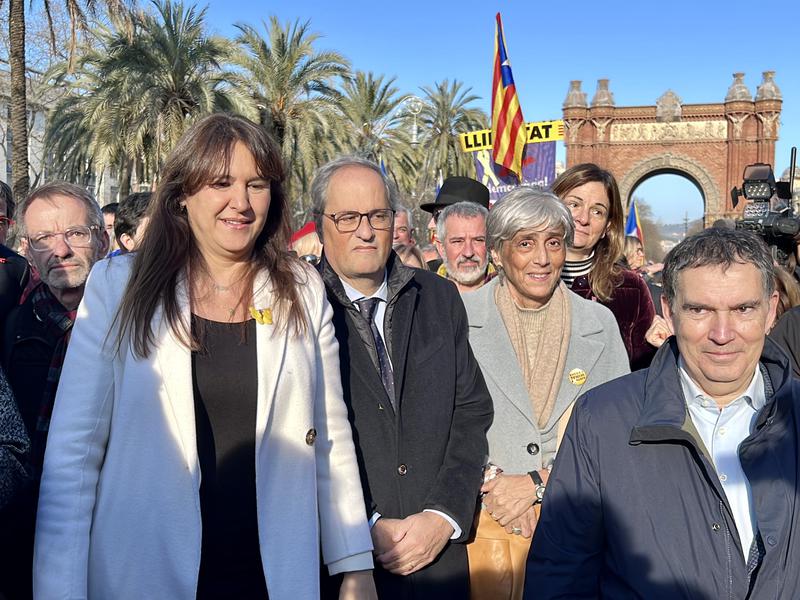 Suspended parliament speaker and president of pro-independence Junts party arrives at her corruption trial accompanied by former president Quim Torra and backed by around 200 people