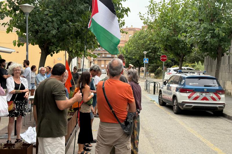 A group of people showed their support for the person who was arrested for disrupting the Israeli cycling team during La Vuelta in Figueres